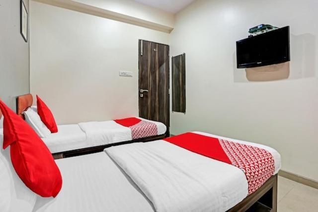 Hotel Amfahh - Andheri West Railway Station มุมไบ ภายนอก รูปภาพ