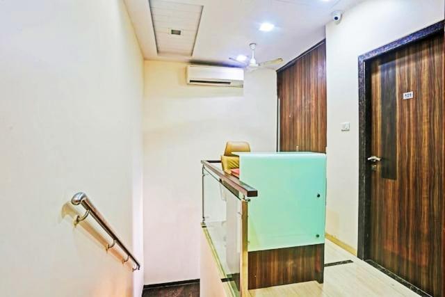 Hotel Amfahh - Andheri West Railway Station มุมไบ ภายนอก รูปภาพ