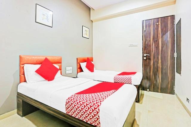 Hotel Amfahh - Andheri West Railway Station มุมไบ ภายนอก รูปภาพ