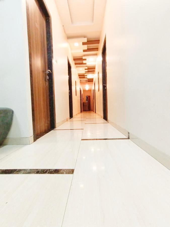 Hotel Amfahh - Andheri West Railway Station มุมไบ ภายนอก รูปภาพ