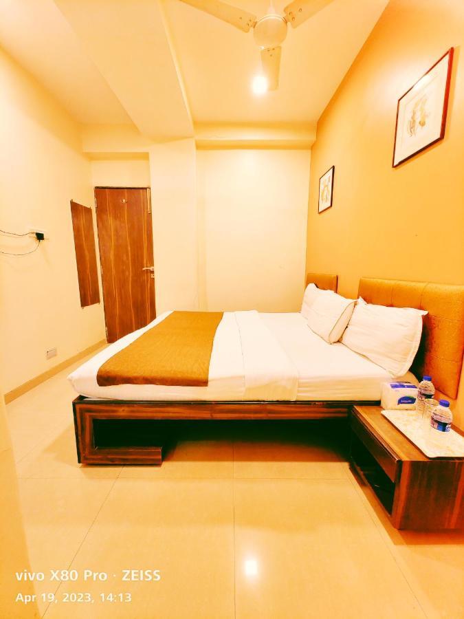 Hotel Amfahh - Andheri West Railway Station มุมไบ ภายนอก รูปภาพ
