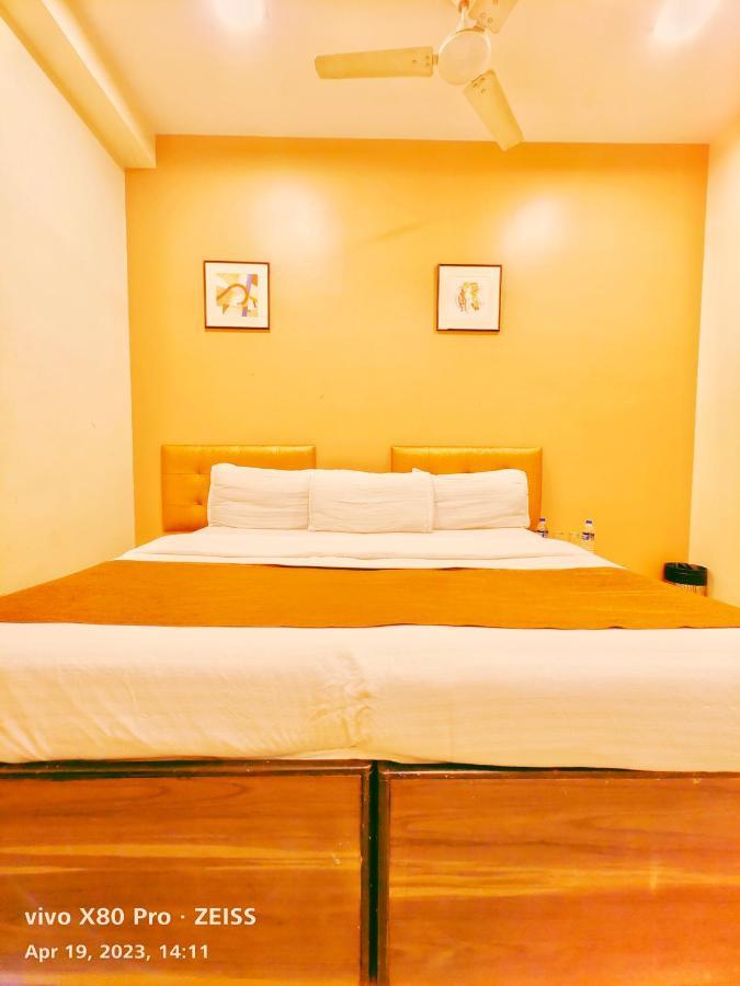Hotel Amfahh - Andheri West Railway Station มุมไบ ภายนอก รูปภาพ