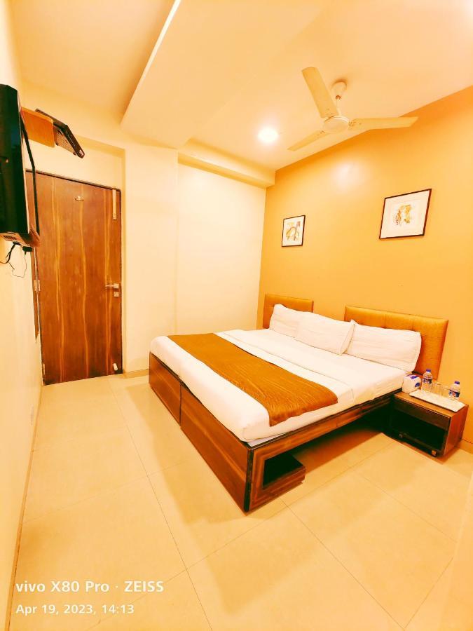 Hotel Amfahh - Andheri West Railway Station มุมไบ ภายนอก รูปภาพ